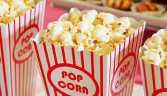 How Many Calories in a Bag of Microwave Popcorn? ⏬